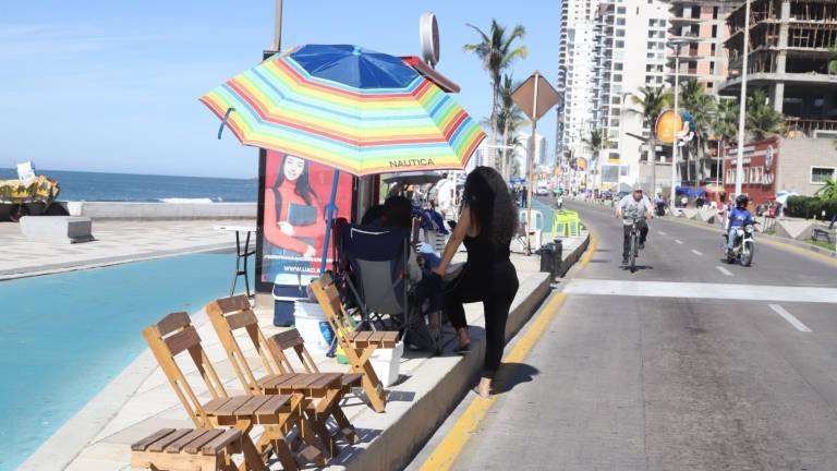 Desde temprano la gente ha apartado lugares para ver el desfile.