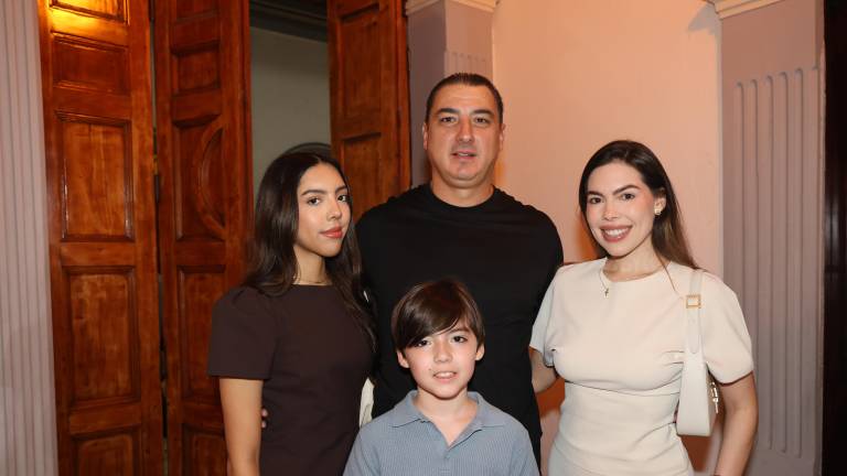 Héctor Osuna y Corina Beltrán junto a su hijos, Corina y Héctor.