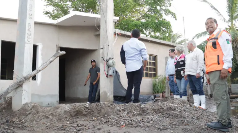 Entrega de apoyos en el campo pesquero El Colorado, en Ahome.