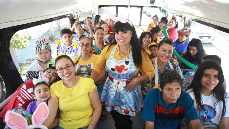 Alumnos del CAM 06 de Mazatlán, maestras y papás, conmemoran el Día Mundial del Síndrome de Down, con un paseo a bordo de la Gua Gua.