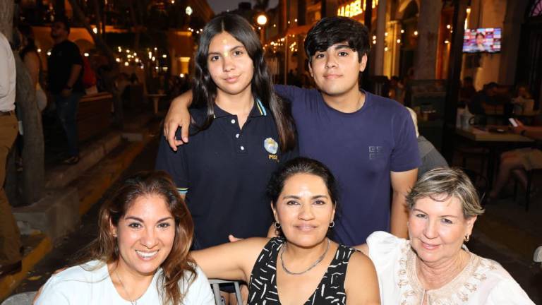 Ximena Espinoza, Ángel Espinoza, Jaqueline Mendívil, Elsa Espinoza y Alicia Arámburo.