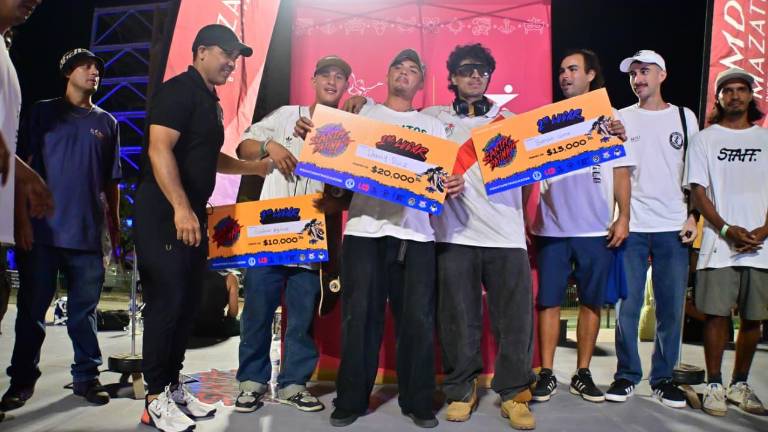 Los participantes de la Santa Patinada 2026 recibieron sus premios por parte de autoridades y organizadores del torneo.