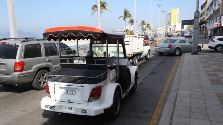 En Mazatlán, tráfico de la Avenida del Mar se vuelve lento por cierre vial