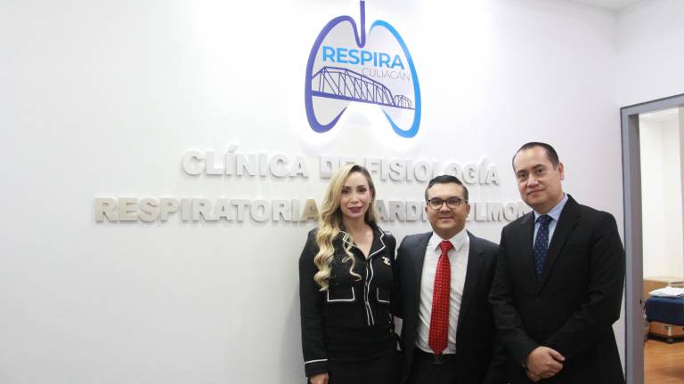 Irene de Urquídez con los doctores Édgar Urquídez y Sinhué Pazos.