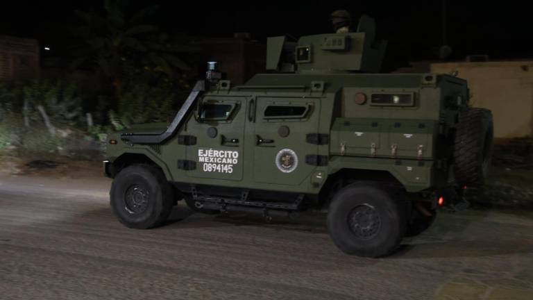 Vehículos blindados del Ejército reforzaron la seguridad en los accesos a Lomas de Monterrey tras el enfrentamiento armado.