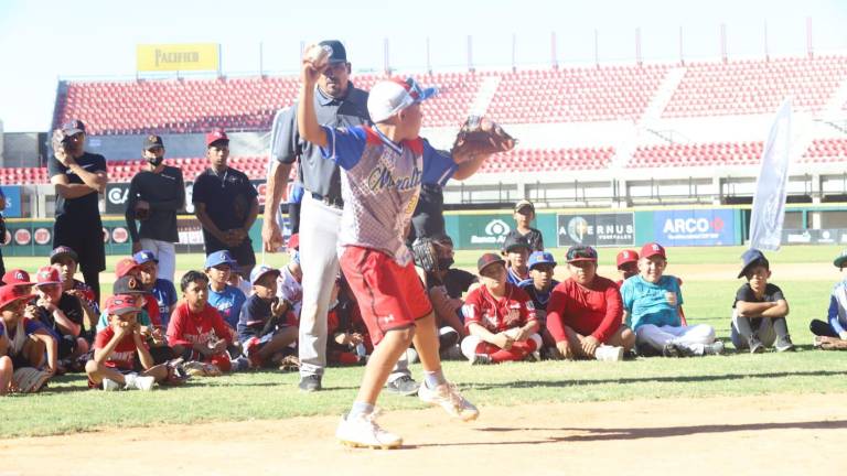 Juan José Pacho y ex peloteros profesionales imparten clínica de beisbol en el Teodoro Mariscal