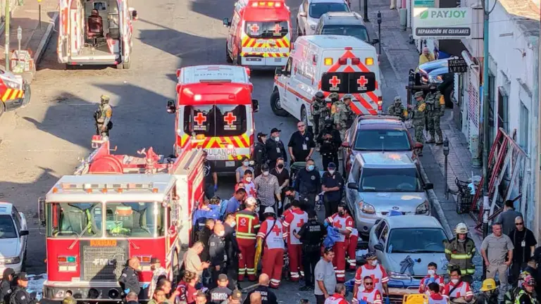 Agrupaciones de emergencia de Hermosillo atienden incendio en Waldo’s ocurrido el 1 de noviembre.