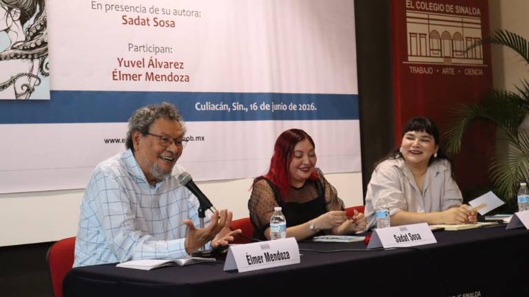 Élmer Mendoza y Yuvel Álvarez acompañan a Sadat Sosa en la presentación de su libro ‘El mundo de Nená’.
