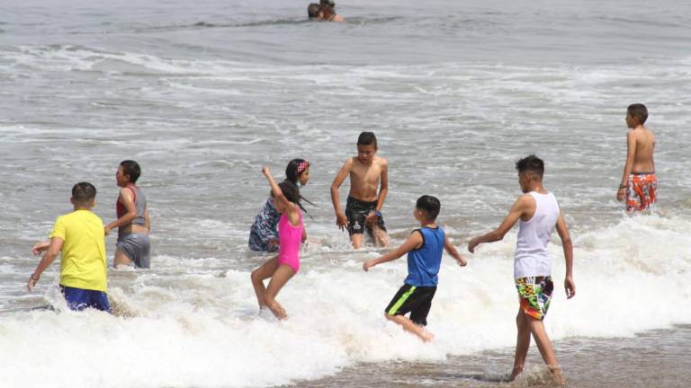 Bañistas en la zona de playa del malecón.