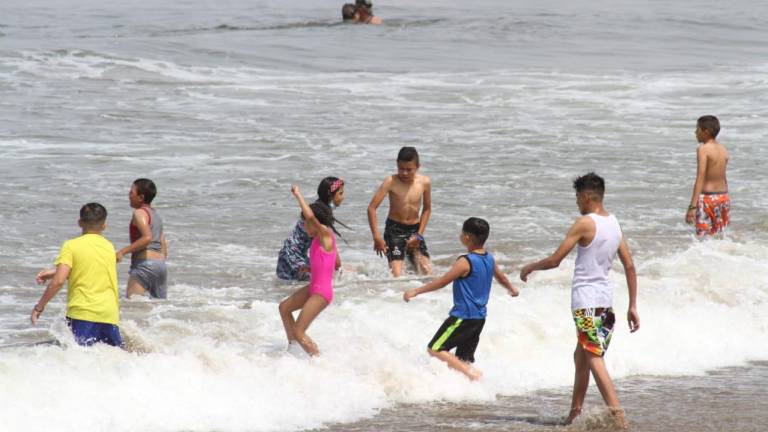 Cierran Playa Gaviotas, en Mazatlán, por alta demanda de bañistas