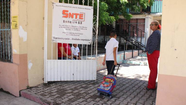Tras reanudar actividades por el paso del huracán Orlene, en Escuinapa se registró baja afluencia de alumnos.