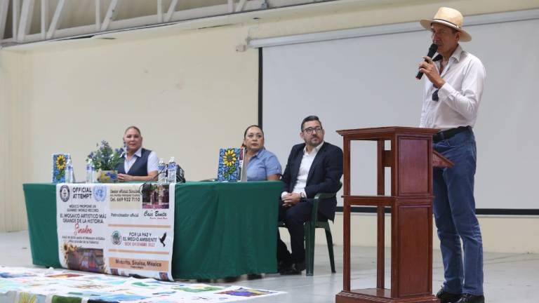 El muralista Ernesto Ríos Rocha explicó a los medios de comunicación sobre la creación del “Mosaico más grande de la Historia”, que se montará en Mocorito, Sinaloa.