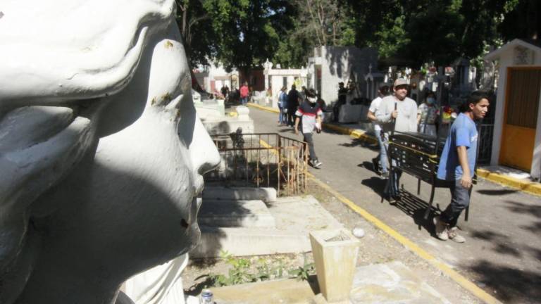 La población acude a visitar a los angelitos en el Panteón Civil.