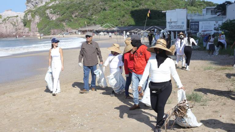 Suman esfuerzos Semarnat y Sectur por la limpieza y conservación de playas en Mazatlán