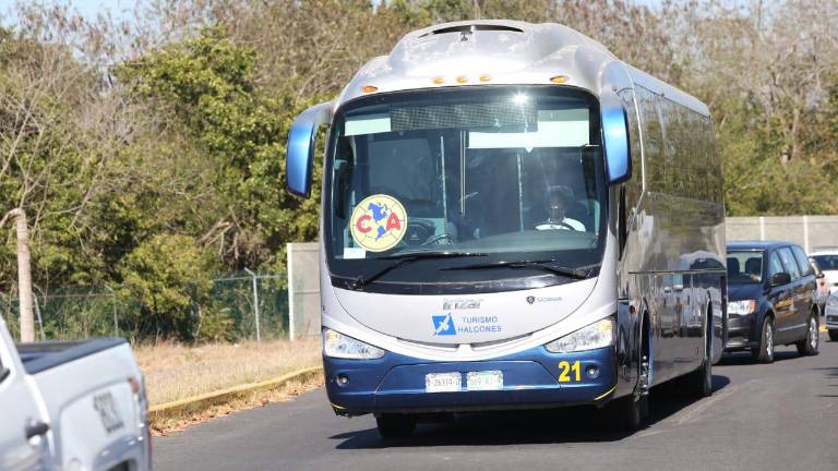El autobús del América sale del Aeropuerto Internacional Rafael Buelna.