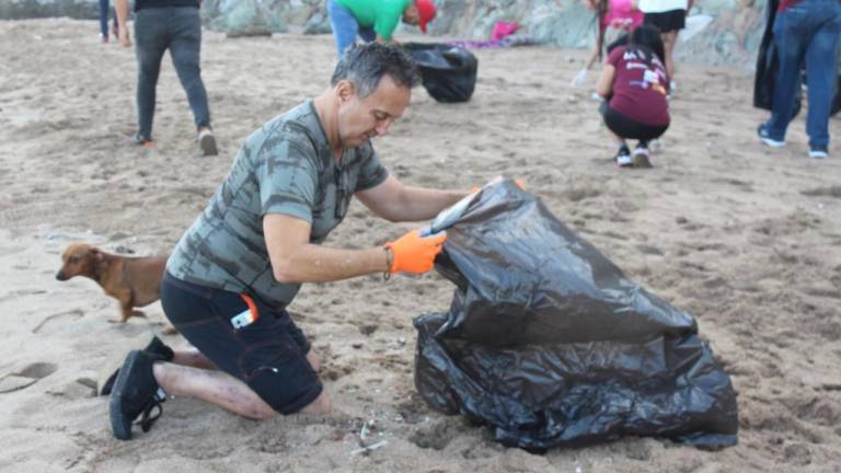 Retiran todo tipo de basura de la playa de Olas Altas.