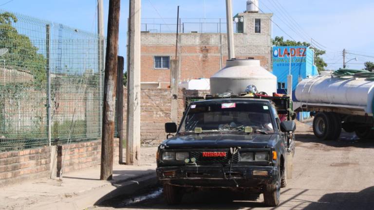 Una camioneta y un tinaco son suficientes para hacer negocio con el agua en Escuinapa.