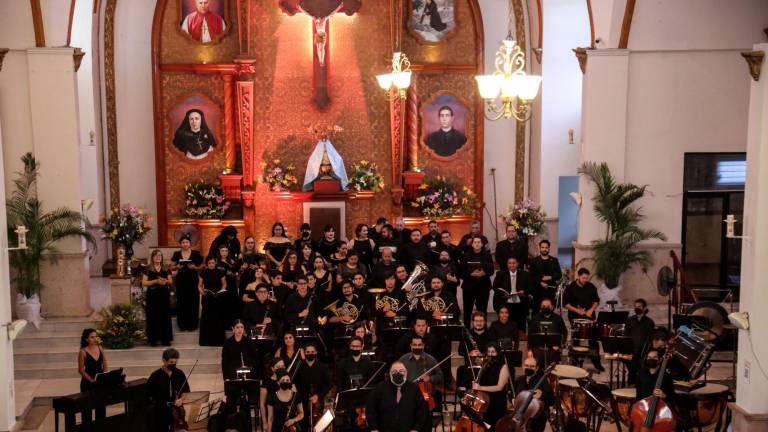 Las 30 voces del Coro adscrito al Instituto Sinaloense de Cultura, bajo la dirección del maestro Marco Antonio Rodríguez Badillo, interpretaron el oratorio.