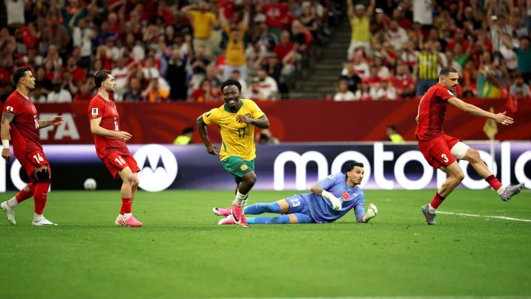 Los Socceroos aprovecharon sus oportunidades y resistieron el dominio turco para sumar tres puntos clave en el arranque del Grupo D.