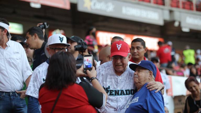 Rubén Rocha Moya en su visita a la inauguración de la temporada regular en el Teodoro Mariscal.