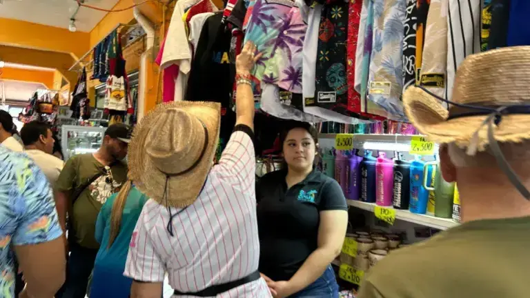 Denuncian proliferación de locales de ropa en Mercado Pino Suárez, en Mazatlán