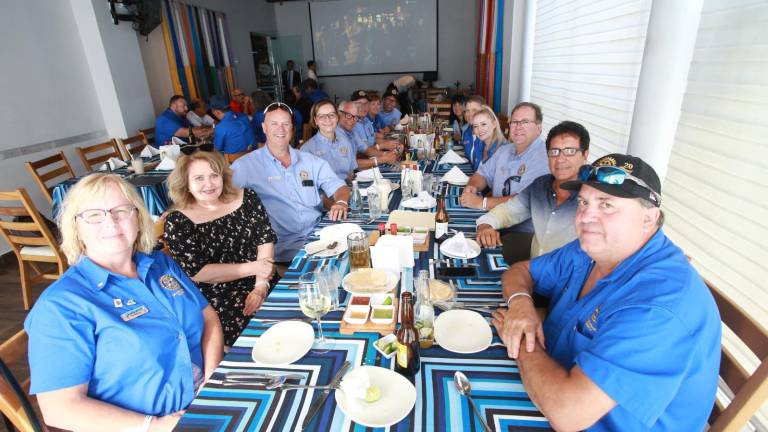 Integrantes del club rotario originario de Alberta, Canadá, disfrutan de una convivencia en el marco del viaje que realizaron a Mazatlán en donde entregaron apoyos a diferentes dependencias.