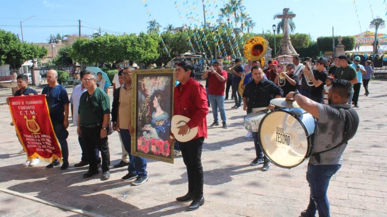 Músicos de Rosario honran a su patrona con procesión y misa.