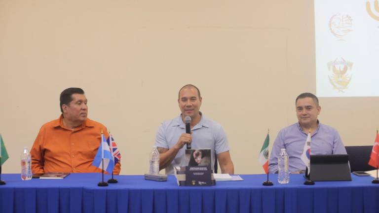 Presenta Omar Lizárraga Morales libro sobre turismo popular y prejuicios en Mazatlán