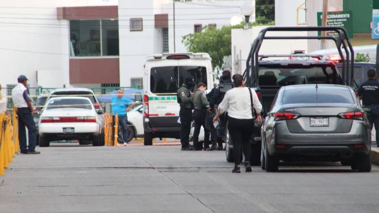 Tras ser baleado en la zona sur, condujo su automóvil hasta una clínica del IMSS e ingresó escoltado por patrullas de la Policía Estatal Preventiva.