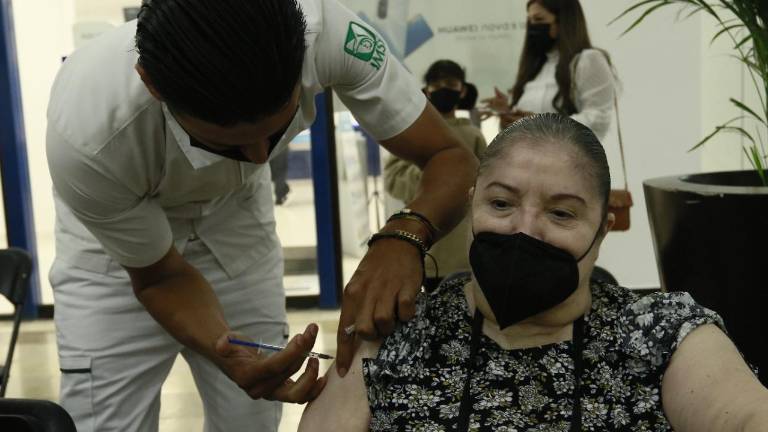 La señora Olivia acudió al nuevo punto de aplicación en plaza Forum.