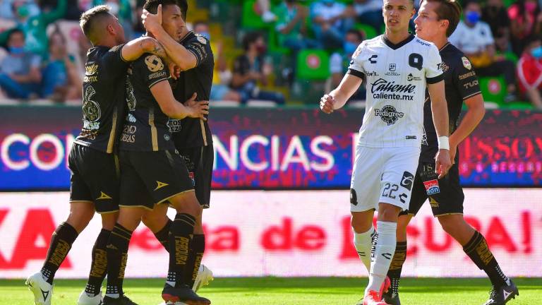 Ángel Mena anotó los goles con los que León superó al Querétaro.