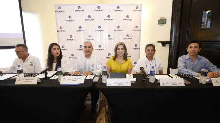 La Secretaria de Turismo estatal Rosario Torres Noriega, Fernando Valdez Solano, presidente de Coparmex, y acompañantes en el encuentro.