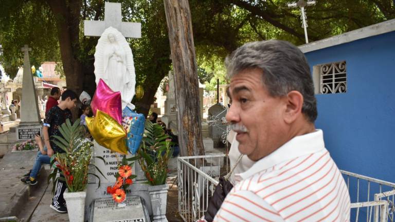 Carlos Daniel perdió a su padre apenas en enero pasado, pero en su memoria sigue vivo con sus enseñanzas y buenos recuerdos. Este domingo le visitó en el panteón en Culiacán.
