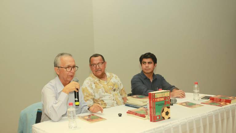 Arturo Santamaría Gómez y Eduardo Sáinz Díaz presentaron en Mazatlán el libro “Turismo y Fútbol 2026”, con Jorge Daniel Pagola como moderador.