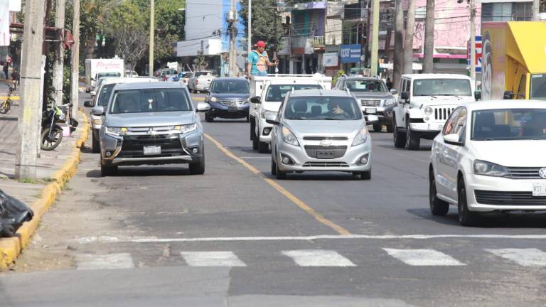 El carril preferencial para el transporte urbano, entre las Ejército Mexicano y Juan Carrasco, ha causado controversia entre usuarios y comerciantes de la zona.