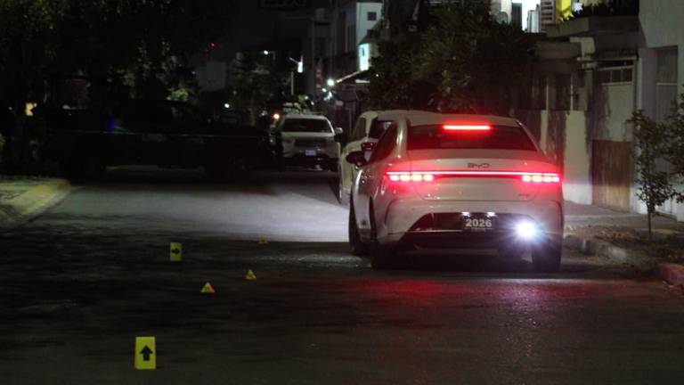 El automóvil en el que fue atacado Alfredo Alfonso quedó encendido sobre la Avenida de la Voluntad, en la colonia Horizontes.