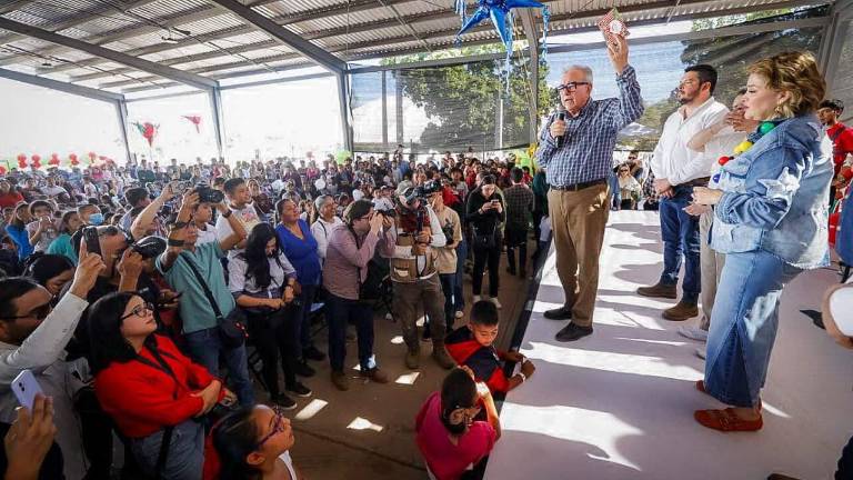 El Gobernador Rubén Rocha Moya y Eneyda Rocha Ruiz convivieron con niñas, niños y familias durante la Gran Posada 2025 realizada en la Bolsa de Tosalibampo 2, en Ahome.