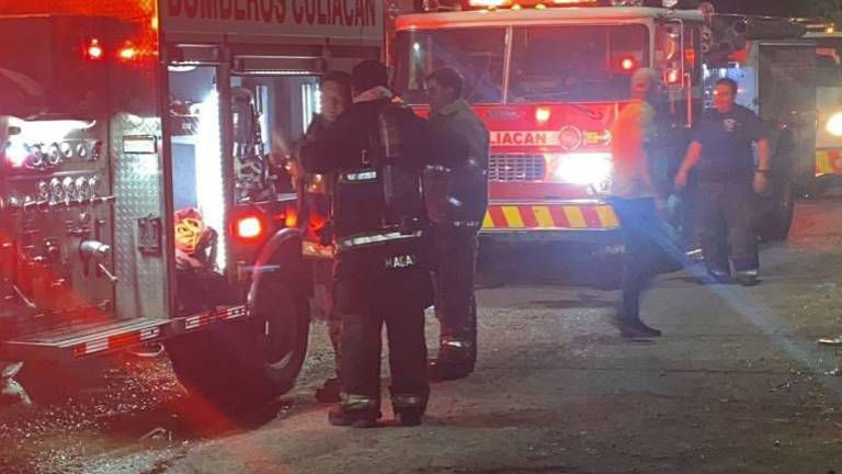 El bombero herido permanece en observación en el IMSS, pero está fuera de peligro.