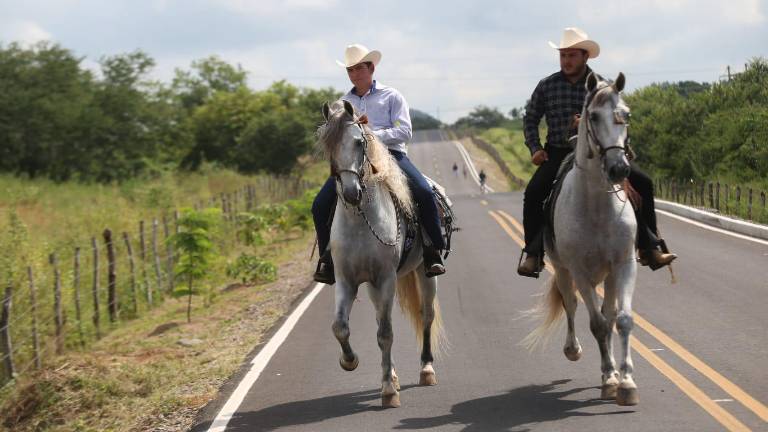 Dos jinetes a caballo estrenan el nuevo acceso a la sindicatura desde la carretera Habal-Cerritos.