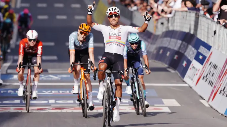 El ecuatoriano Jonathan Narváez celebra a su llegada a la meta.