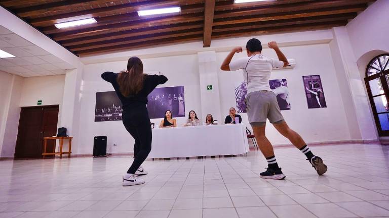 Diversas pruebas de baile realizaron los aspirantes.