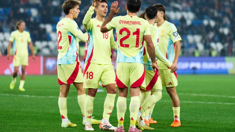 Mikel Oyarzabal es felicitado por sus compañeros