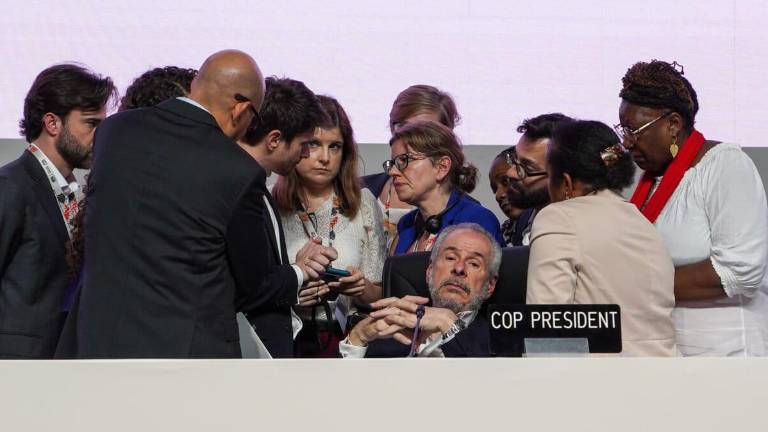 Los países deliberan en el plenario de cierre de la COP30. En el medio de la foto, el presidente de la COP30, André Corrêa do Lago.