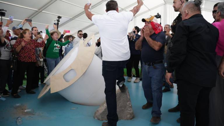 Manifestantes derriban la primera piedra que sería colocada en la planta de Mexinol.