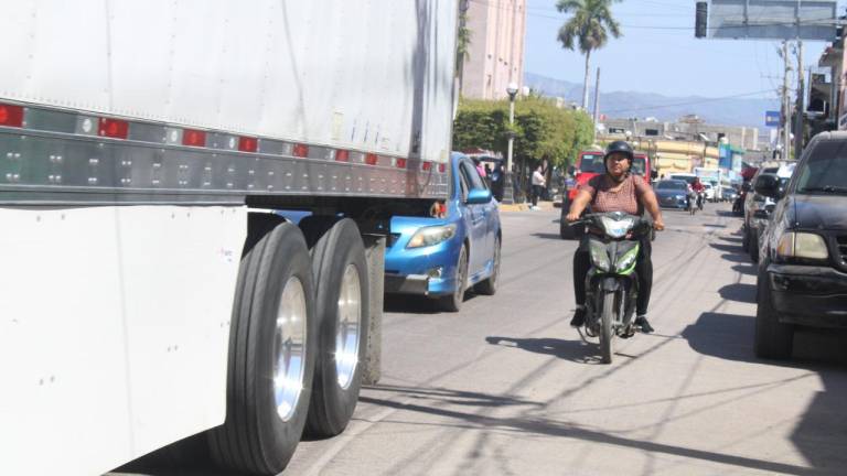 La avenida Miguel Hidalgo, en Escuinapa, se ha convertido en una zona de accidentes por el desorden vial que prevalece.