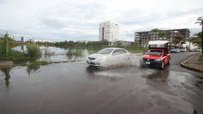 En Mazatlán, 39 personas son rescatadas de vehículos tras las lluvias registradas en la noche