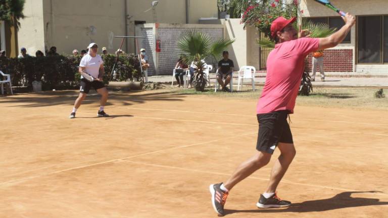 Ricardo Anguiano y el doctor Juan Carlos Guzmán se coronaron campeones de Dobles D del Torneo de Tenis Nancy Grimes, en el Racquet Club Las Gaviotas.