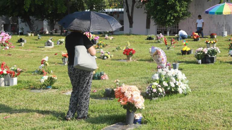 La señora Juana Magaña Simental acudió este miércoles al Panteón Renacimiento a visitar la tumba donde descansa su hija Perla.