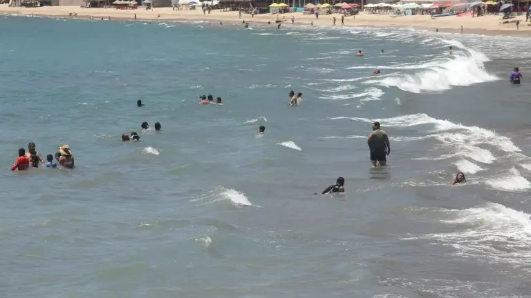 Bañistas en las playas de Mazatlán durante el fin de semana.
