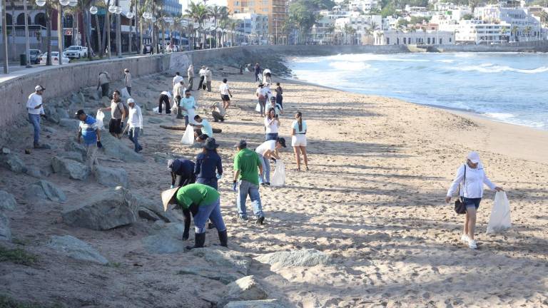 Con la participación de autoridades, iniciativa privada y ciudadanía, se realizó una jornada de limpieza en Olas Altas.